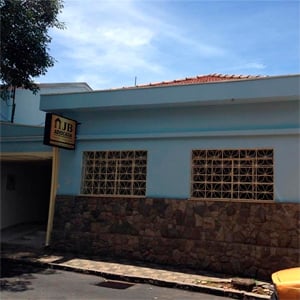 O rústico das pedras contrapõe o azul celestial na fachada do escritório em Monte Sião/MG. 